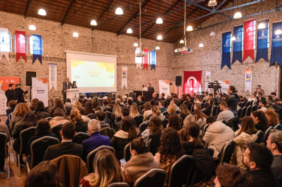 İzmir’de gençler ile iş dünyası aynı masada